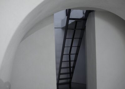 De bunker is voorzien van stucwerk en stalen trapppen